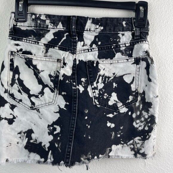 H&M Black and white bleached denim mini skirt. Size 0 - Picture 1 of 7